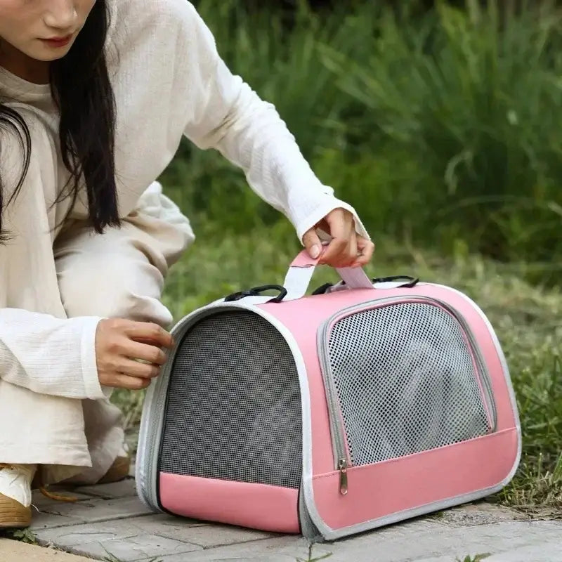 Sac bandoulière de transport pour animaux en maille respirante rose, avec bordures grises et côtés en maille pour la ventilation.