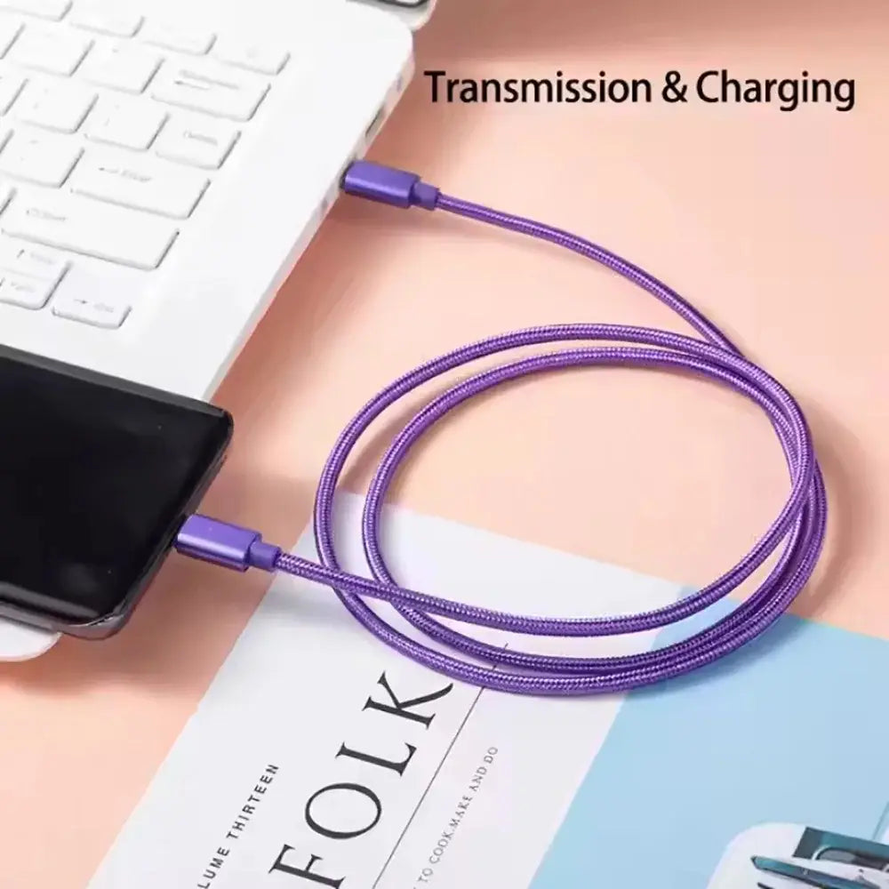 Câble de données et de charge rapide USB C tressé violet avec connecteurs violets pour une délivrance de puissance de 60 W.