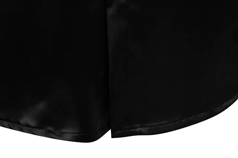 Stoff des Herrenhemds mit goldfarbenem Besatz aus Satin, der schwarzes Satinmaterial zeigt, mit glatter, glänzender Oberfläche und ordentlich vernähter Saumkante