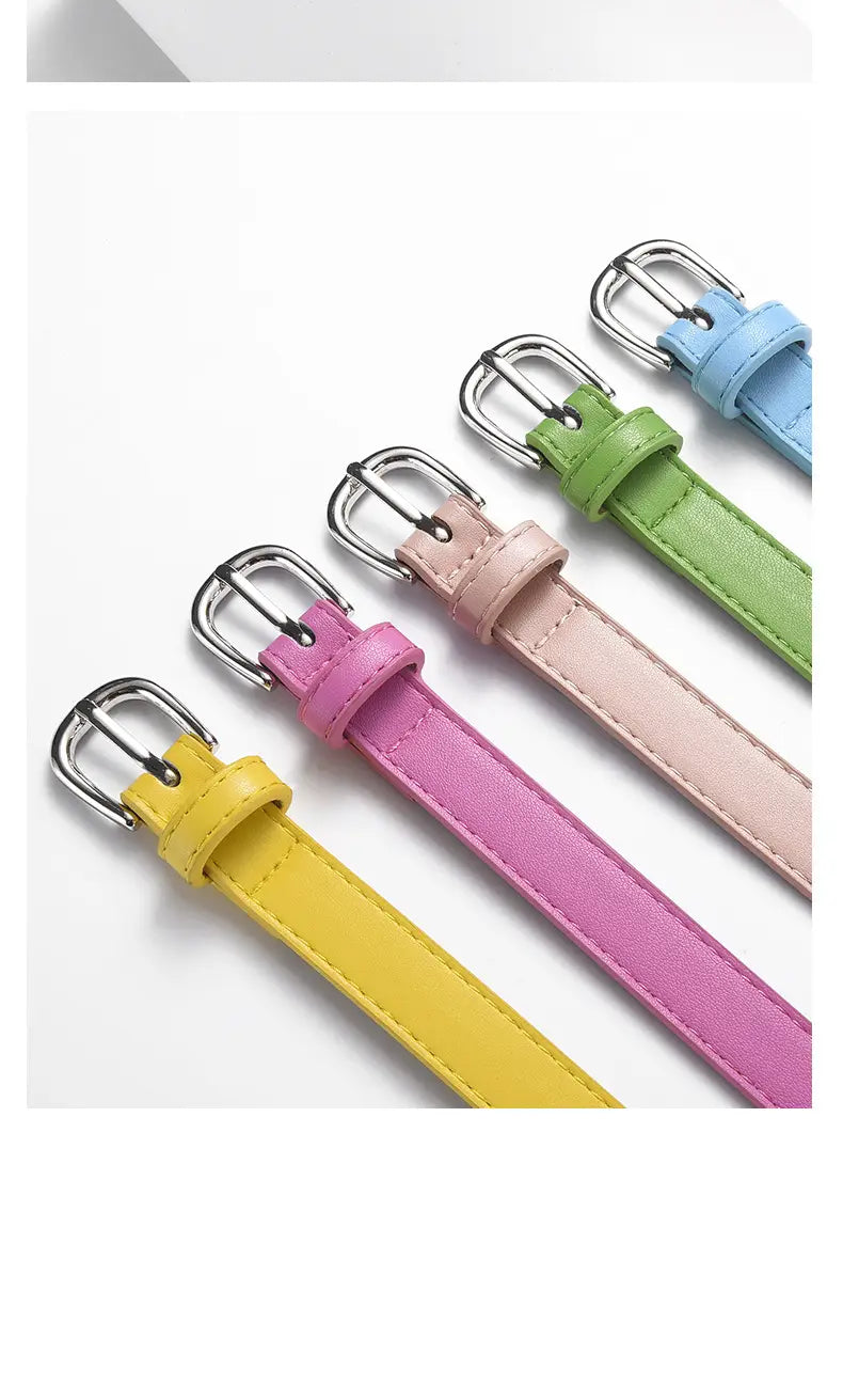 Un lot de quatre bracelets de montre fins et colorés en cuir, en jaune rose vert clair et bleu, avec des boucles à tons argentés, provenant de l’ensemble de ceintures fines en cuir pour femmes polyvalent.