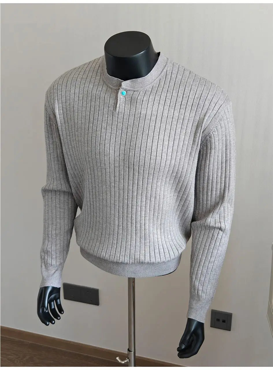 Herren-Rippstrickpullover in Grau mit Stehkragen und einem einzelnen türkisfarbenen Knopf, entworfen als lässiger Pullover.