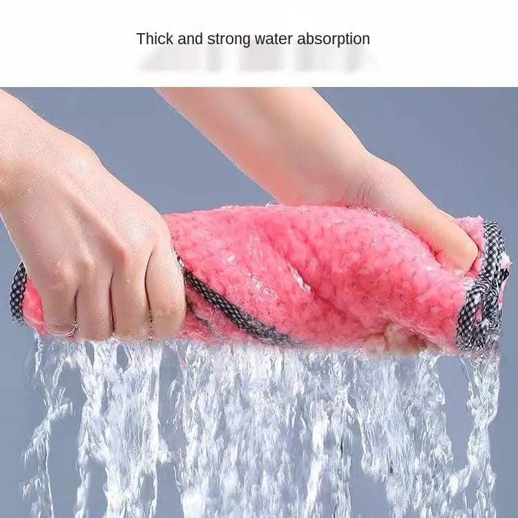 Essuie-tout en microfibre pour la cuisine, doté d’une matière en microfibre épaisse rose avec une bordure à carreaux noirs, pour un nettoyage efficace et une durabilité accrue.