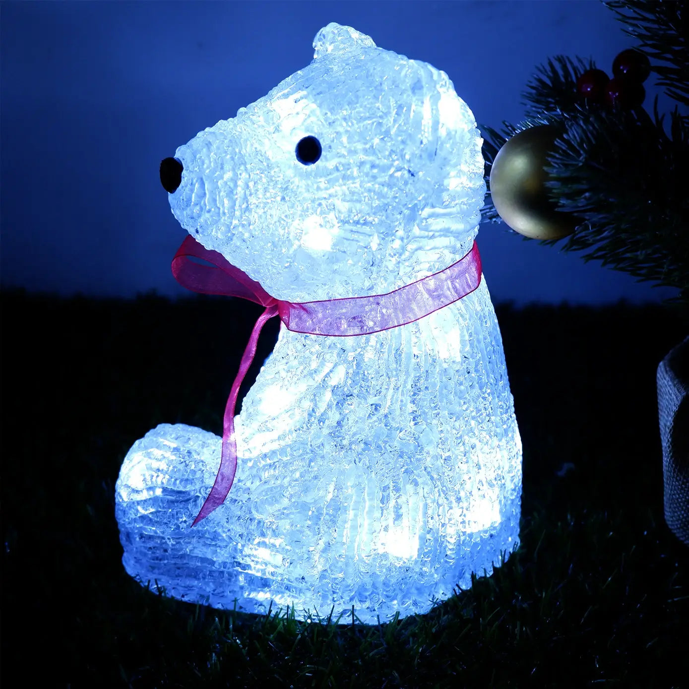 LED-Rentier-Weihnachtsornamentlicht mit einer beleuchteten blauen Bärenfigur mit strukturierter, durchscheinender Oberfläche und einer pinkfarbenen Schleife um seinen Hals.
