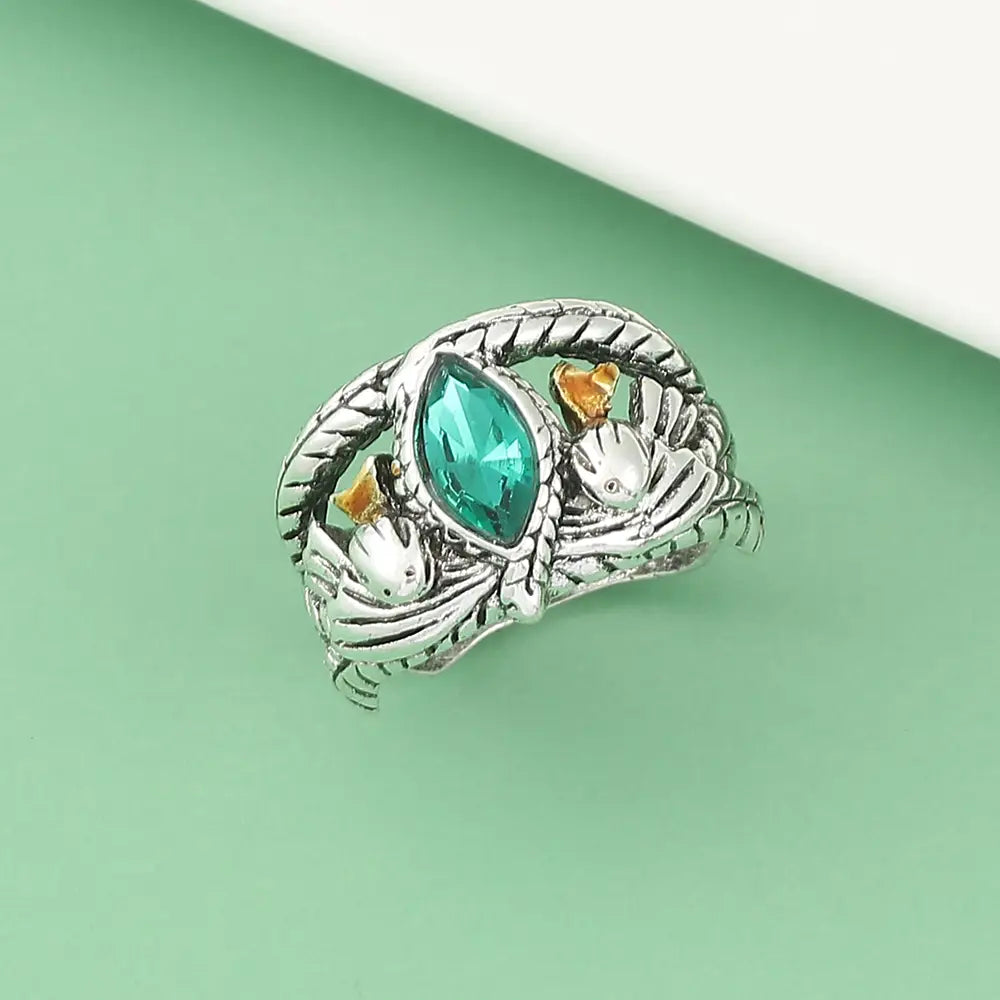 Silberner Aragorn-Ring von Barahir mit einer kunstvollen geflochtenen Gestaltung, einem zentralen tealfarbenen Marquise-förmigen Edelstein und zwei kleinen goldenen Akzenten.