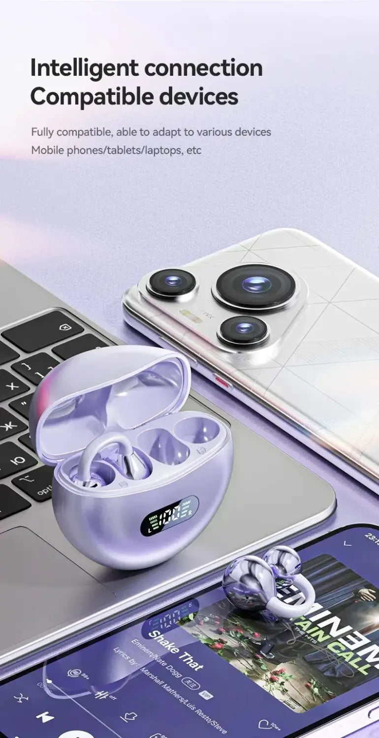空気伝導技術を搭載したラベンダー色のイヤークリップ型ヘッドホン。対応する充電ケースにデジタル表示を備え、Bluetooth 5.4接続により高い音質を確保します。