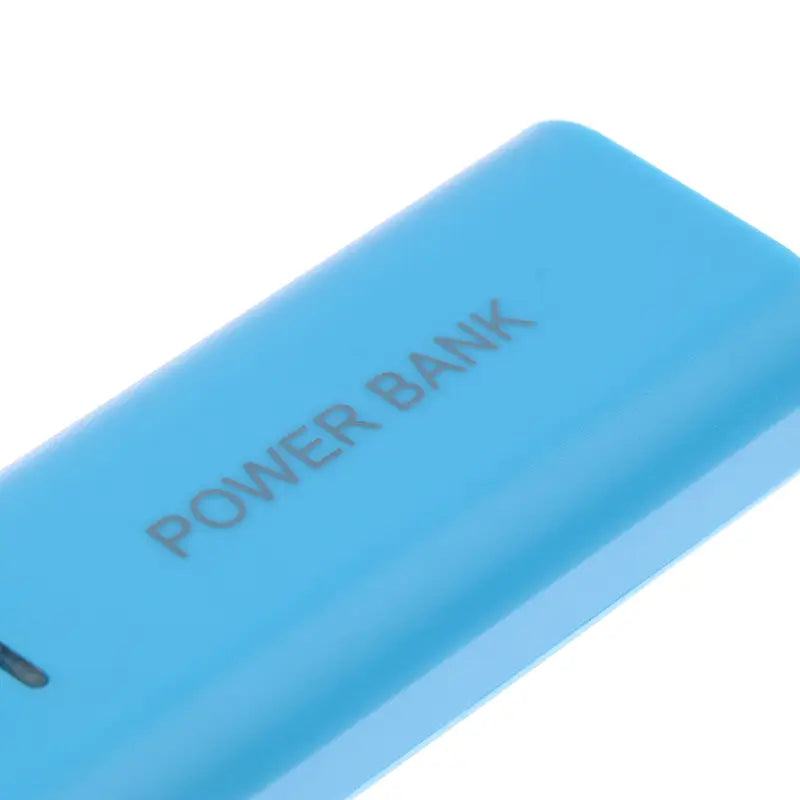 boîtier rectangulaire de batterie externe en plastique bleu clair, boîte DIY à 2 emplacements pour piles 18650, avec une finition en plastique lisse légèrement brillante et un texte « power bank » en relief gris à l’avant.