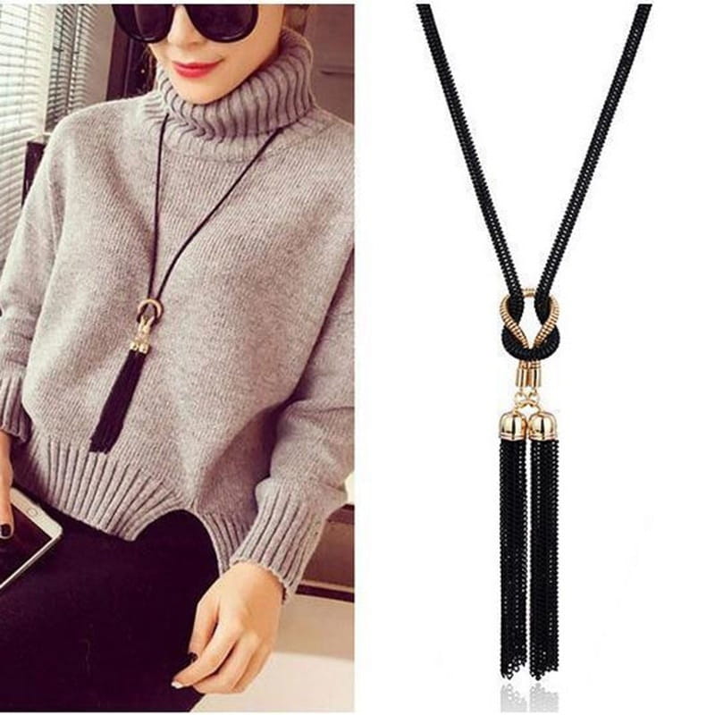 Collier à gland noir pour femmes présentant un nœud à finition dorée et un type de chaîne en alliage de zinc.