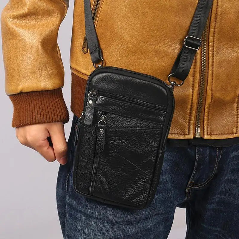 schwarze Ledergürteltasche für Herren mit mehreren Reißverschluss-Fächern und stabilem, verstellbarem Riemen, entworfen als bequeme Umhängetasche für das Mobiltelefon.