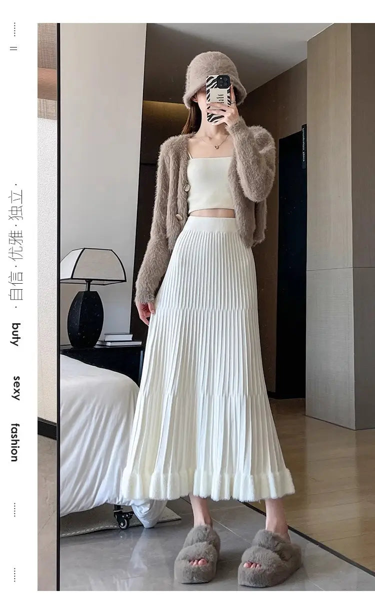 Jupe mi-longue blanche en maille, avec design parapluie à plis, taille haute, réalisée en tissu tricoté.