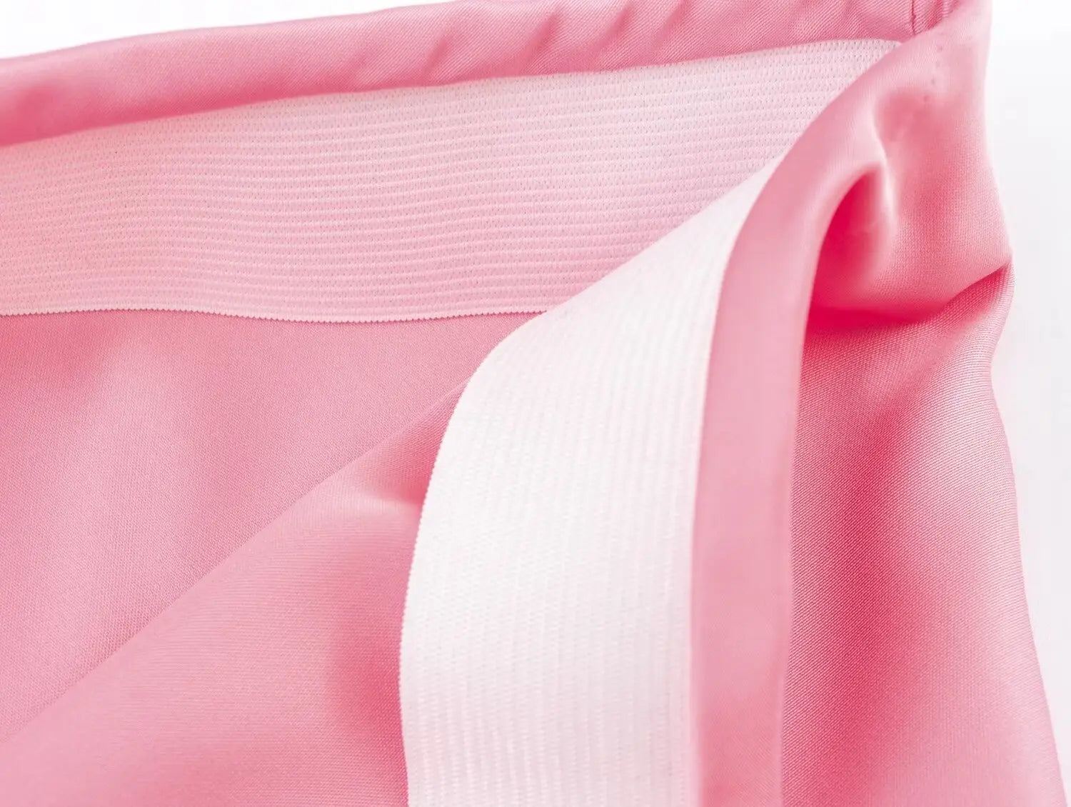 Jupe midi en satin rose tendre à taille haute, finition lisse et brillante et doublure côtelée subtile, réalisée dans un tissu en satin élégant