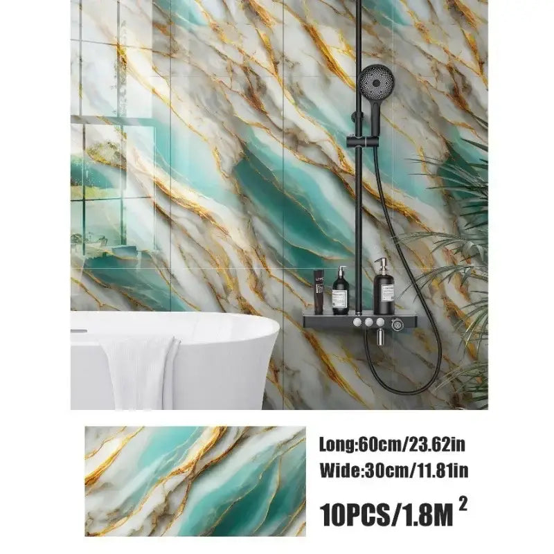 Cabezal de ducha negro con diseño moderno y elegante montado sobre una manguera y soporte negros, contra pegatinas para azulejos con patrón de mármol con respaldo adhesivo para paneles de mármol autoadhesivos a prueba de agua.