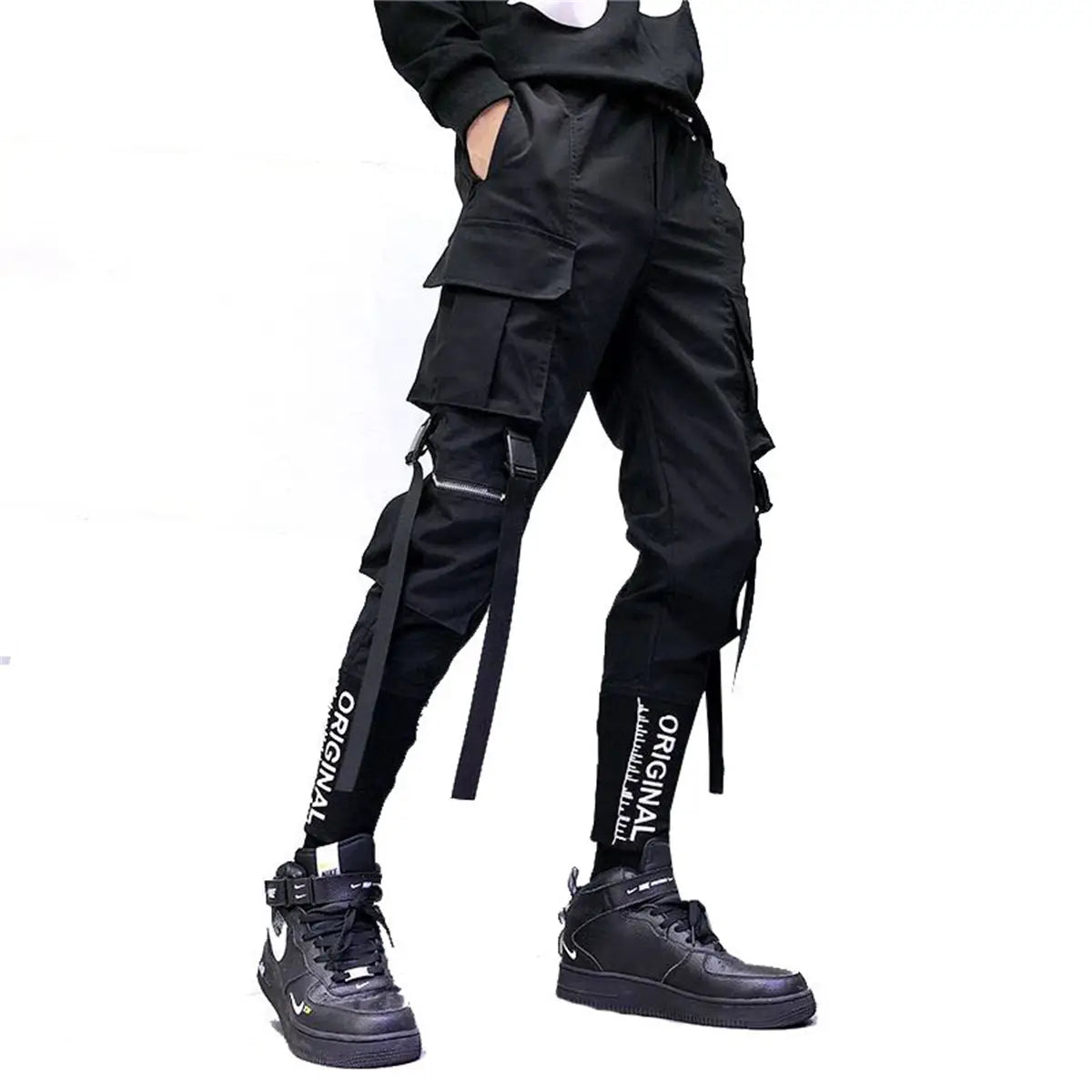 Pantalons cargo tactiques pour hommes noirs, dotés de plusieurs poches, de sangles latérales et d’un texte original imprimé verticalement sur la jambe extérieure, conçus pour le techwear et le streetwear.
