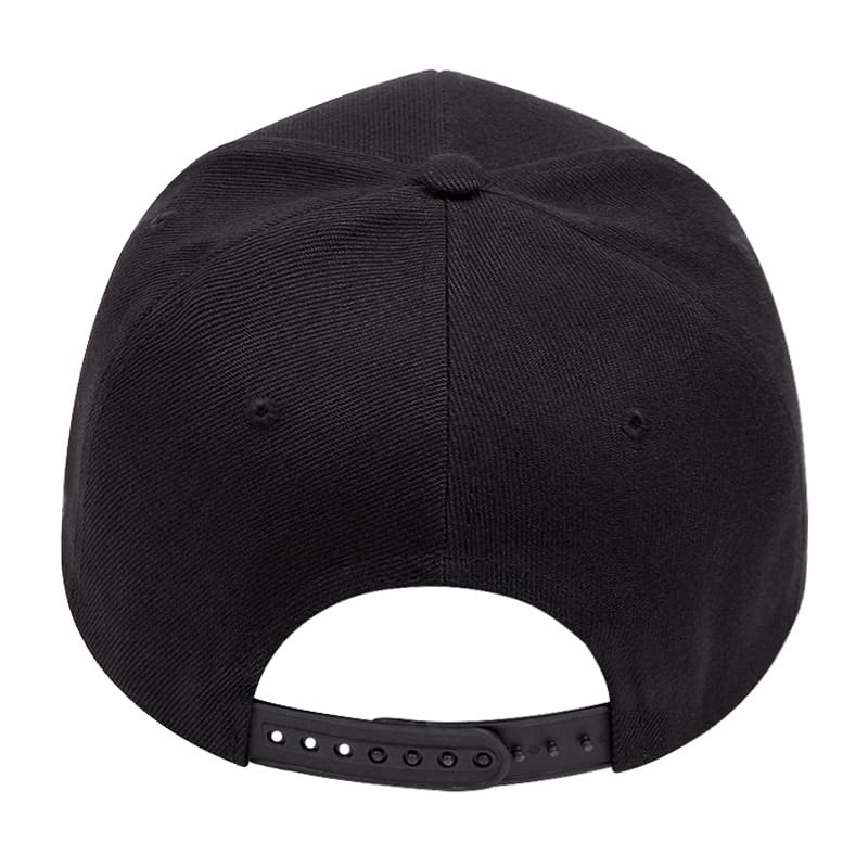 Schwarze NY-bestickte Snapback-Hip-Hop-Mütze mit einer strukturierten Stoffkrone und verstellbarem Riemen, von der Rückseite abgebildet.