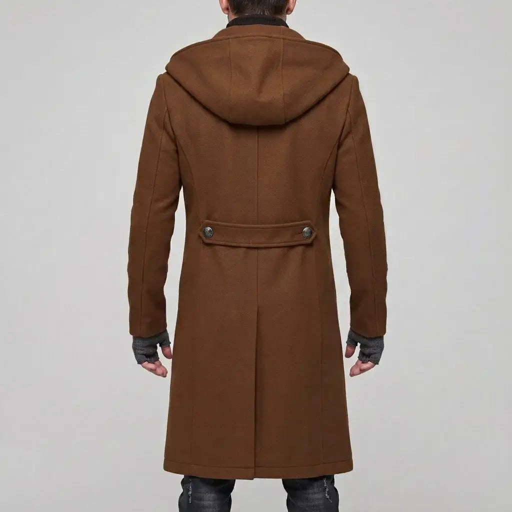 Abrigo tipo gabardina con capucha de lana marrón para hombre, con cintura ceñida mediante cinturón, combinado con guantes oscuros de dedos descubiertos para el estilo de moda urbana y2k
