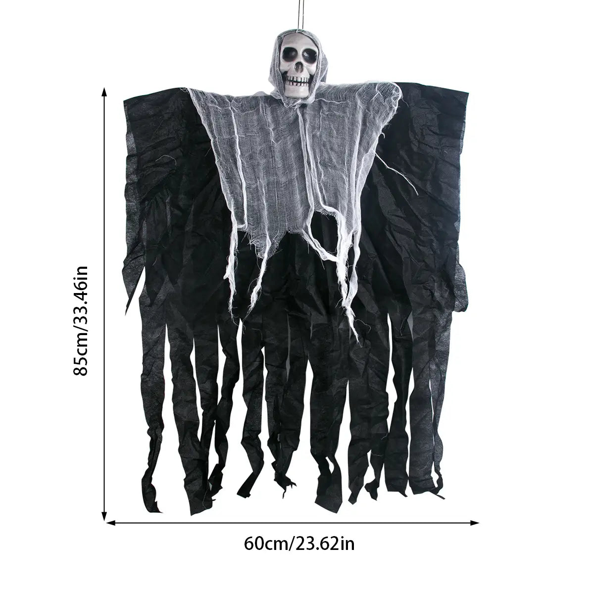 Décoration d’Halloween suspendue en forme de crâne noir, représentant une décoration de squelette avec une tête de crâne, un corps en tissu déchiré, et une maille blanche drapée sur ses épaules.