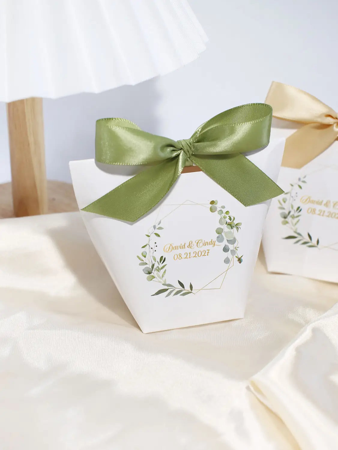 Boîte à faveur de mariage en papier blanc ornée d’un nœud en satin vert et d’un élégant motif de couronne botanique, boîtes à faveur de mariage florales personnalisables, 50 pièces.