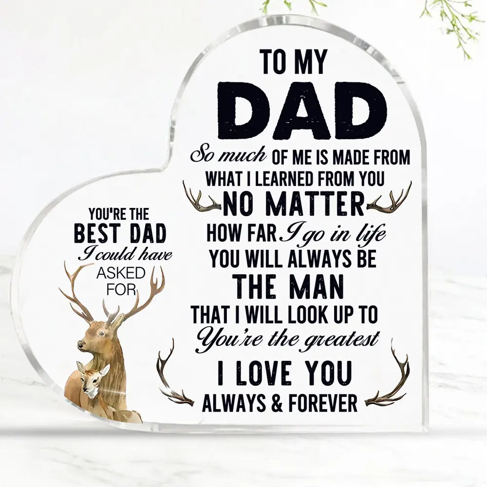 Placa acrílica transparente con forma de corazón, con texto negro e ilustración de ciervo marrón, diseñada como un regalo de placa acrílica con corazón para papá.