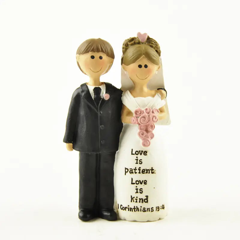 un charmant topper de gâteau de mariage en résine représentant une mariée souriante en robe blanche tenant des roses roses et un marié en costume noir, avec l’inscription « l’amour est patient » pour une figurine de jeune fille de première communion en résine, décoration de table.