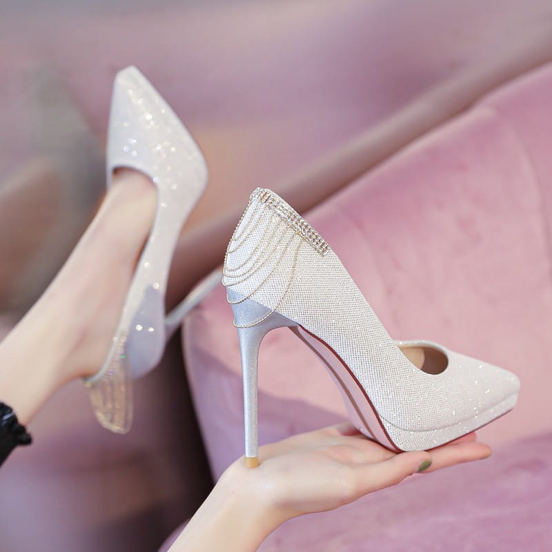 Weiße, glitzernde High-Heel-Pumps mit Nieten verziertem Absatz und Plateau-Sohle für Kristall-Hochzeitschuhe, Plateau-Bridal-Heels.
