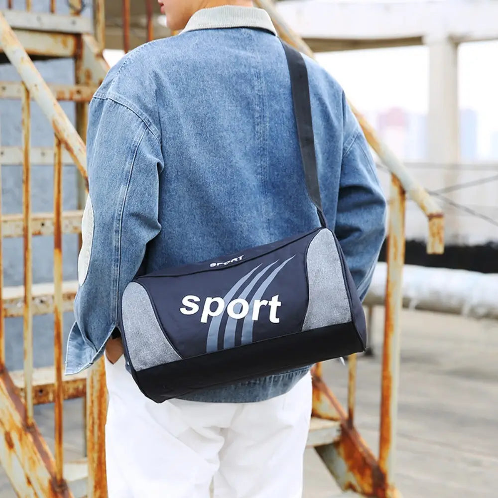 Sac de sport duffel noir et gris avec inscriptions sportives blanches et design rayé, idéal pour un petit sac de salle de sport destiné à l’entraînement de remise en forme sportive et à l’usage comme sac à main.