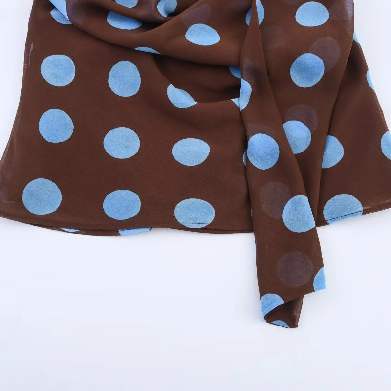 Brauner Seidenschal mit hellblauen Punkten, kombiniert mit einem zweiteiligen Damen-Set aus Polka-Dot-Midi-Rock mit Wickelkragen aus Chiffon in ausgewählter Größe