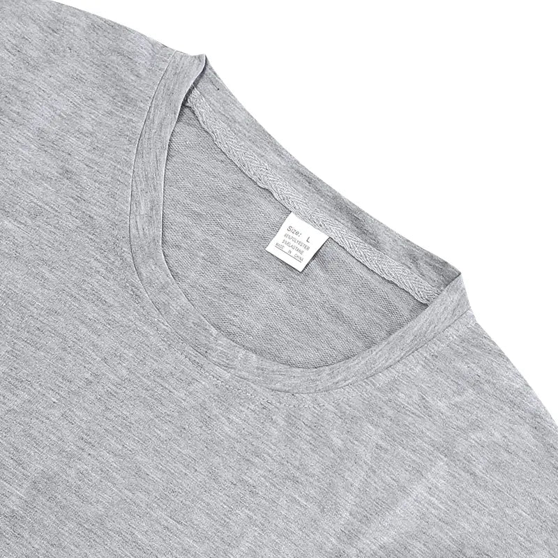 Conjunto veraniego de dos piezas para hombre, camiseta casual y conjunto de pantalones cortos, con camiseta de algodón gris jaspeado, cuello redondo redondeado y textura sutil.