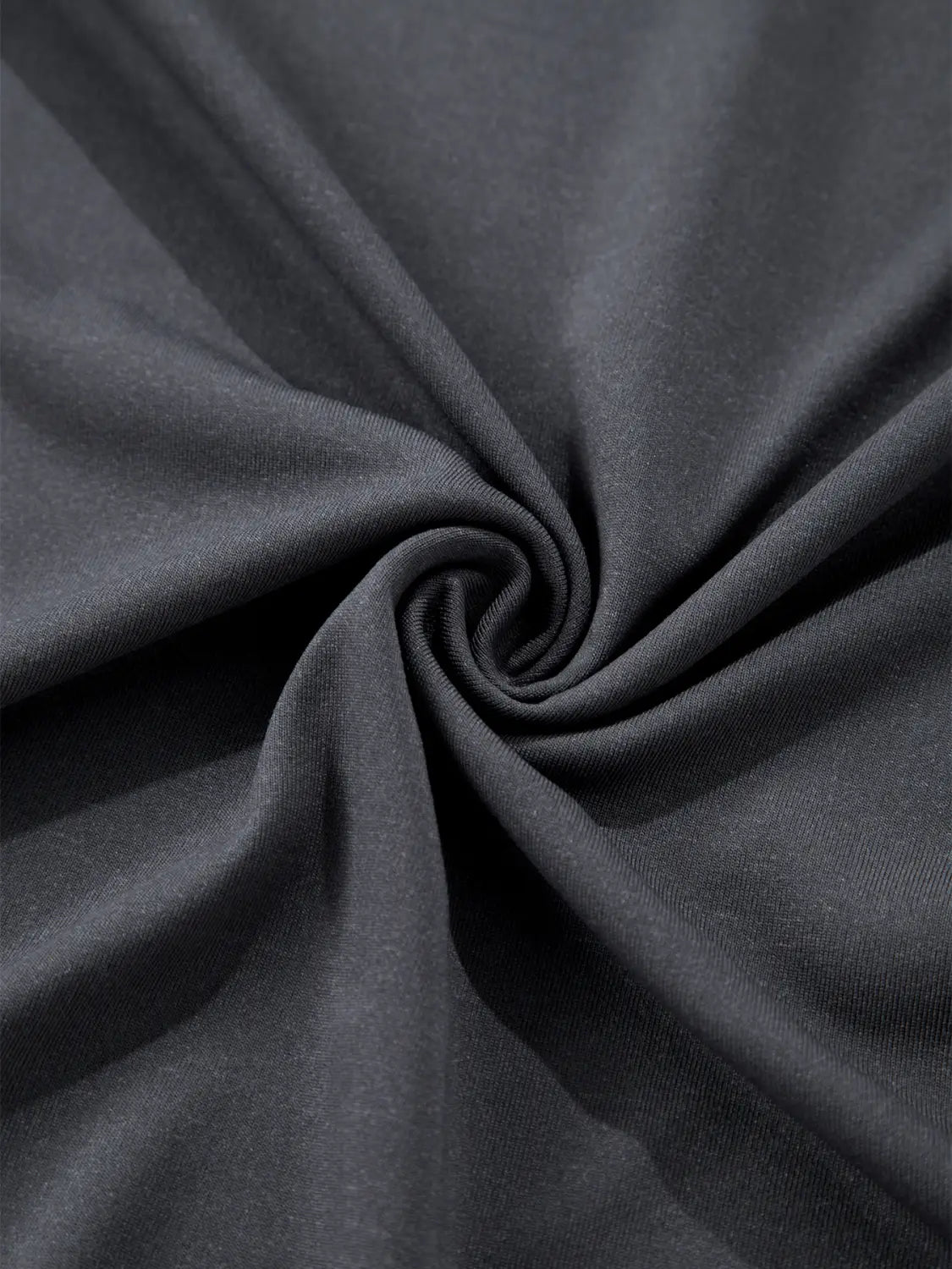 Tissu tricoté noir au toucher doux et texturé, avec un motif côtelé subtil sur le t-shirt à manches longues col rond à évacuation de l’humidité pour hommes