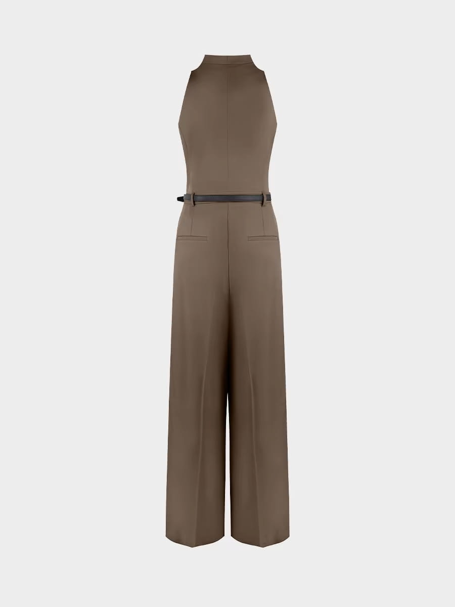 Une combinaison sans manches beige taupe élégante à encolure halter décolletée, à jambes larges, avec un haut col et une ceinture noire fine à la taille.
