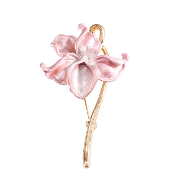 Broche-épingle émaillée en forme de fleur de lotus, présentant une délicate orchidée émaillée rose avec une tige et une feuille à ton doré.