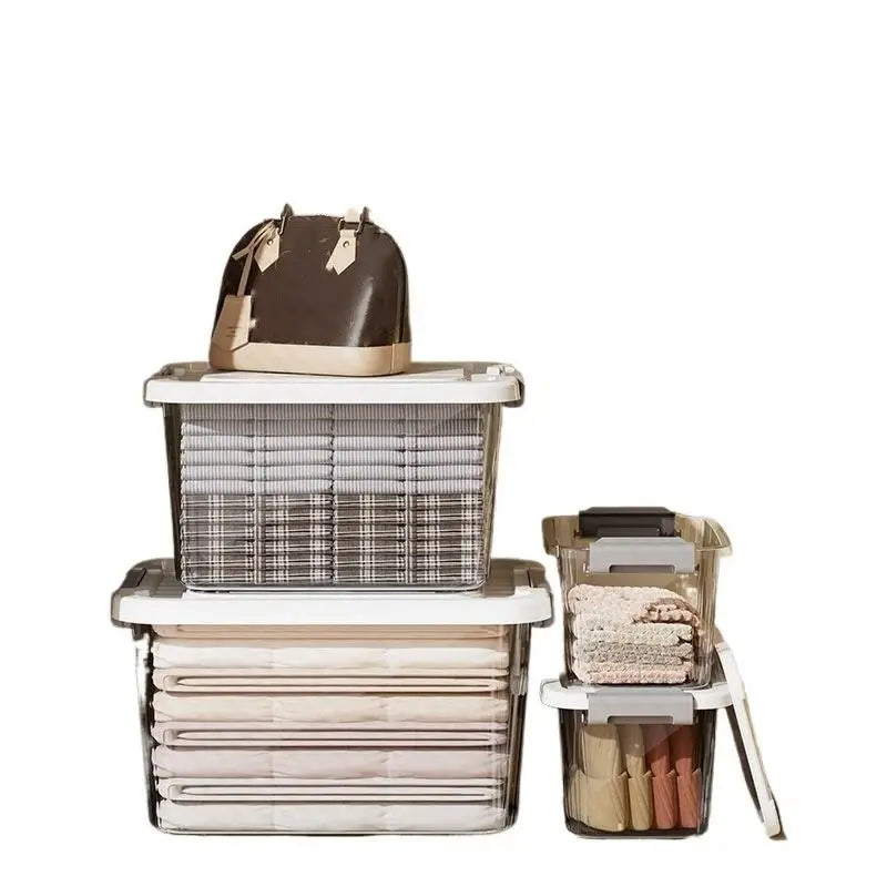Un sac à main en cuir marron et beige avec quincaillerie métallique repose sur une grande boîte de rangement en plastique transparent avec couvercle et loquets.