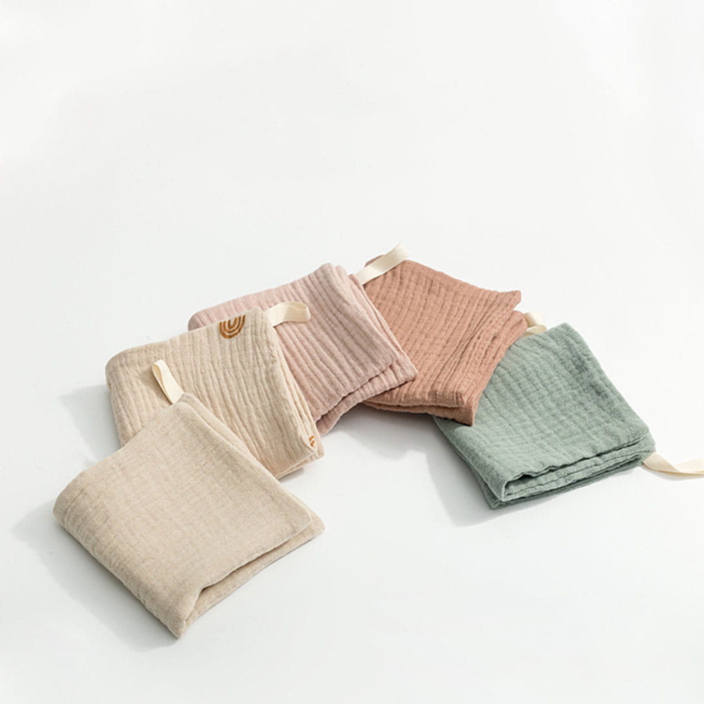 Bio-Baumwoll-Badetuch für Babys und Mulltuch-Set mit weichen, pastellfarbenen Mulltüchern mit dezenter gerippter Struktur und zarten cremefarbenen Bändchen zum Binden.
