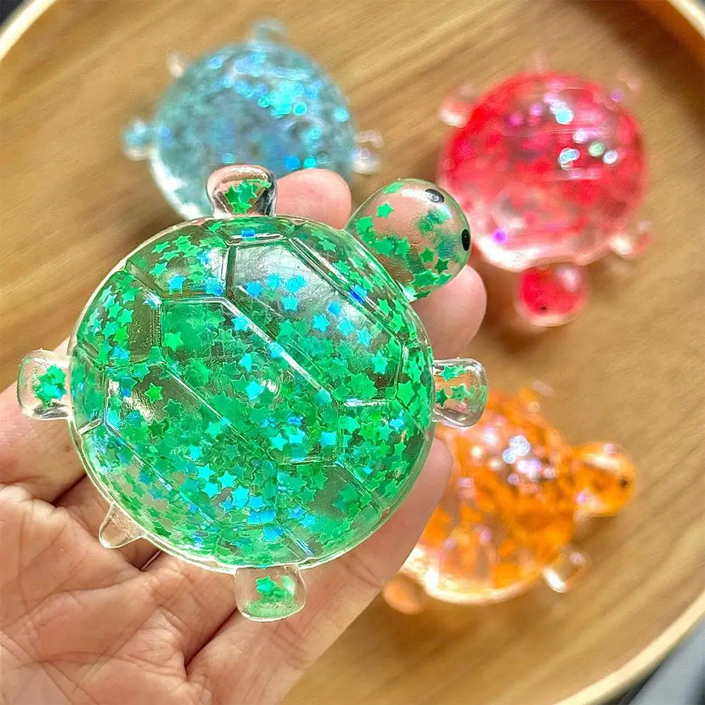 Ein durchscheinender grüner Schildkröten-Spielzeug-Fidget-Spielzeug-Stressball, gefüllt mit funkelndem türkisfarbenem Stern-Konfetti, für weiches Knautschen zur Stresslinderung und zur Verringerung von Stress
