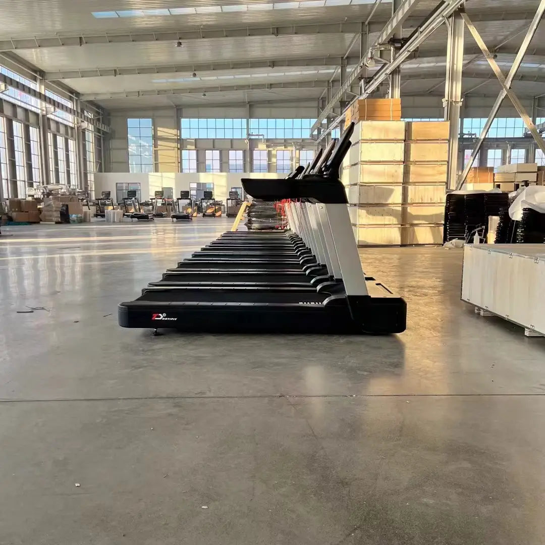 Tapis de course électrique de fitness commercial D2 noir et argent, au design moderne et épuré, avec des matériaux durables pour un usage professionnel.