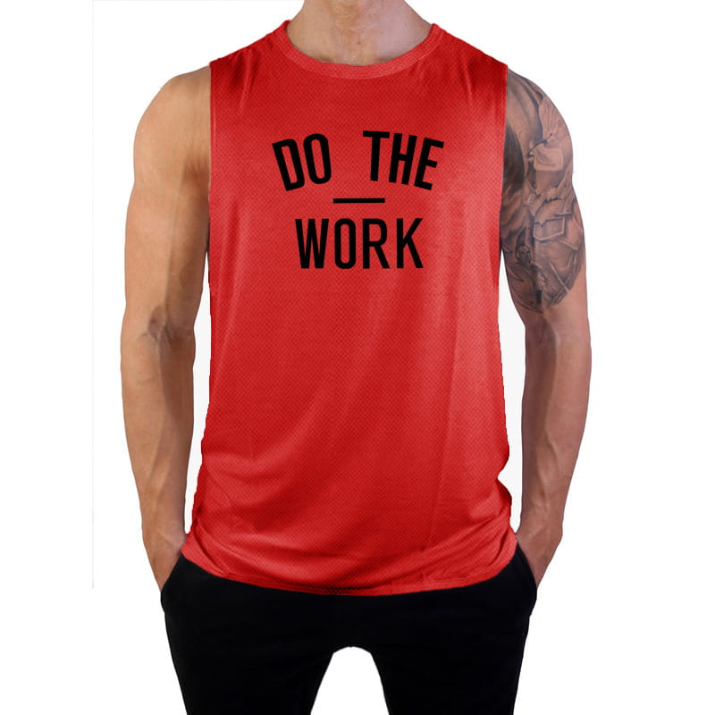 Débardeur de sport rouge sans manches pour homme, avec le texte « do the work » noir imprimé sur la poitrine, fabriqué dans un matériau à séchage rapide pour un usage fitness.