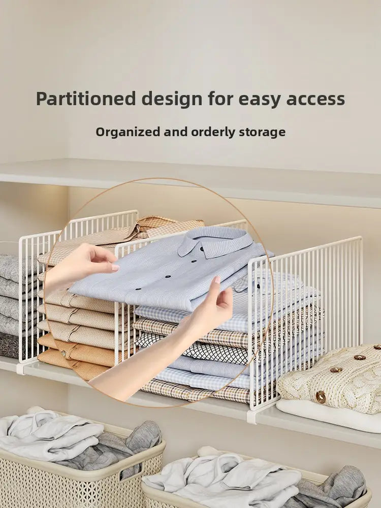 Organisateur séparateur d’armoire en métal blanc, avec lattes verticales en treillis et conception compartimentée pour ranger soigneusement les chemises pliées.