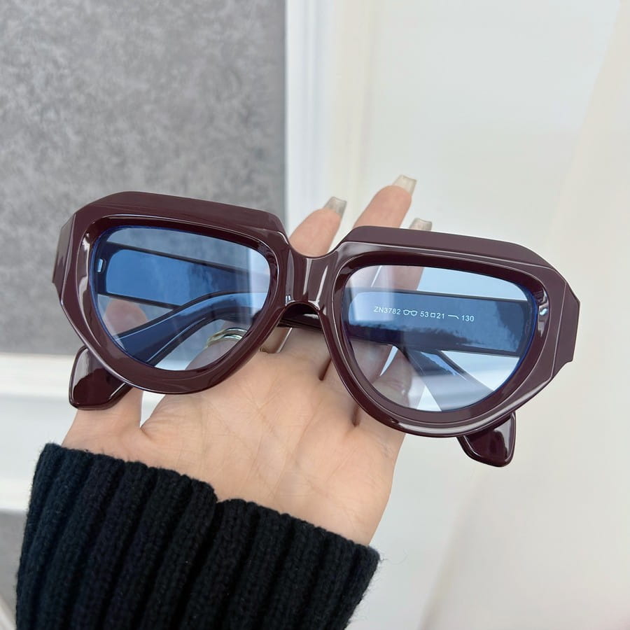 Gafas de sol geométricas burdeos para mujeres y hombres con una montura de acetato llamativa y lentes con degradado azul.