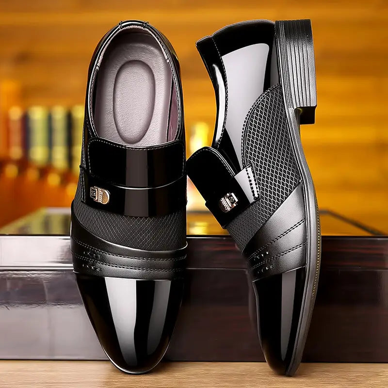 Zapatos de vestir de punta afilada de lujo para hombre en charol negro con acabado brillante y malla, con puntera brillante, acentos de hebilla plateada y tacón bajo.