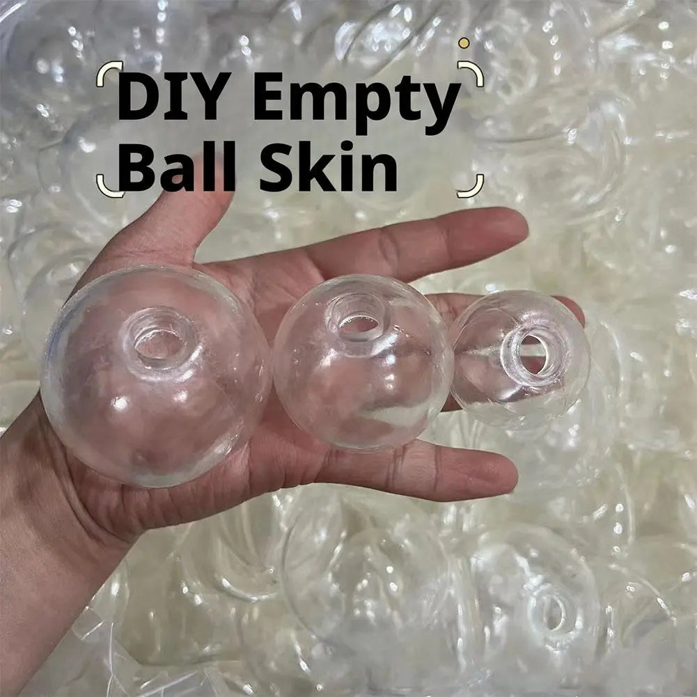 Des ventouses en plastique transparent, avec un trou central, de tailles variées, tenues dans une main pour un jouet antistress sensoriel fait main en forme de balle molle.