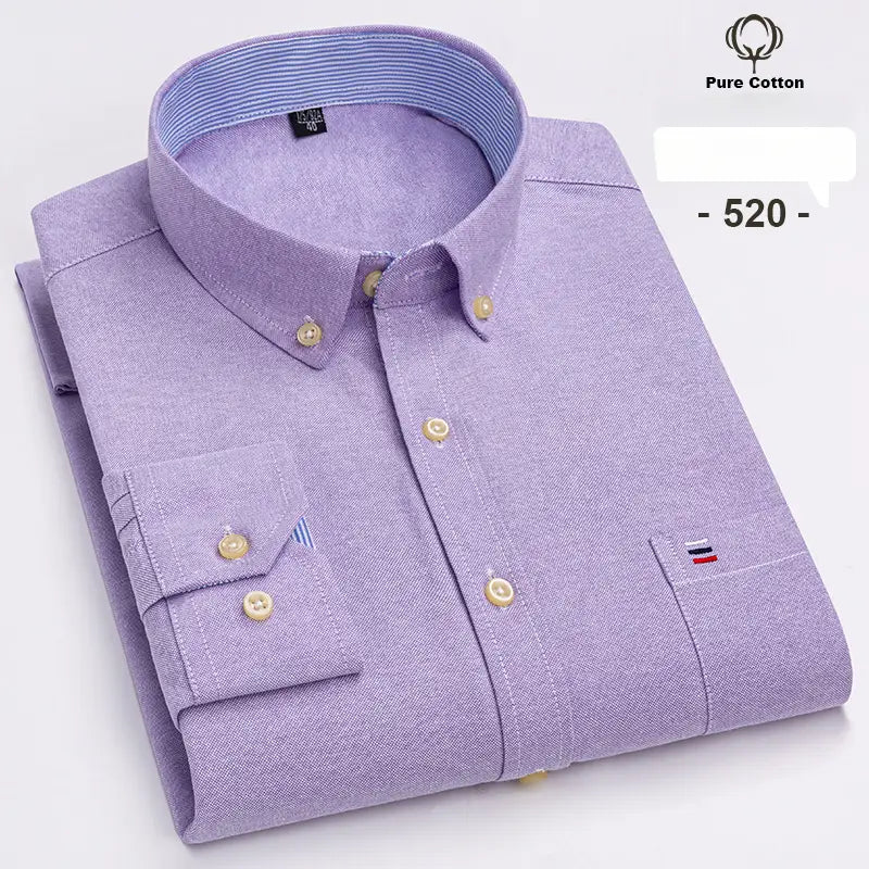 Chemise habillée Oxford en coton 100 % pour hommes, coupe slim, en lavande, avec un tissage texturé discret et des boutons dorés clairs.