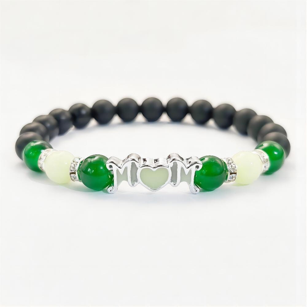 Pulsera para madre con cuentas verdes y negras con brillo en la oscuridad, con un dije plateado para mamá con un corazón en el centro, diseñado como joyería de regalo para mamá.