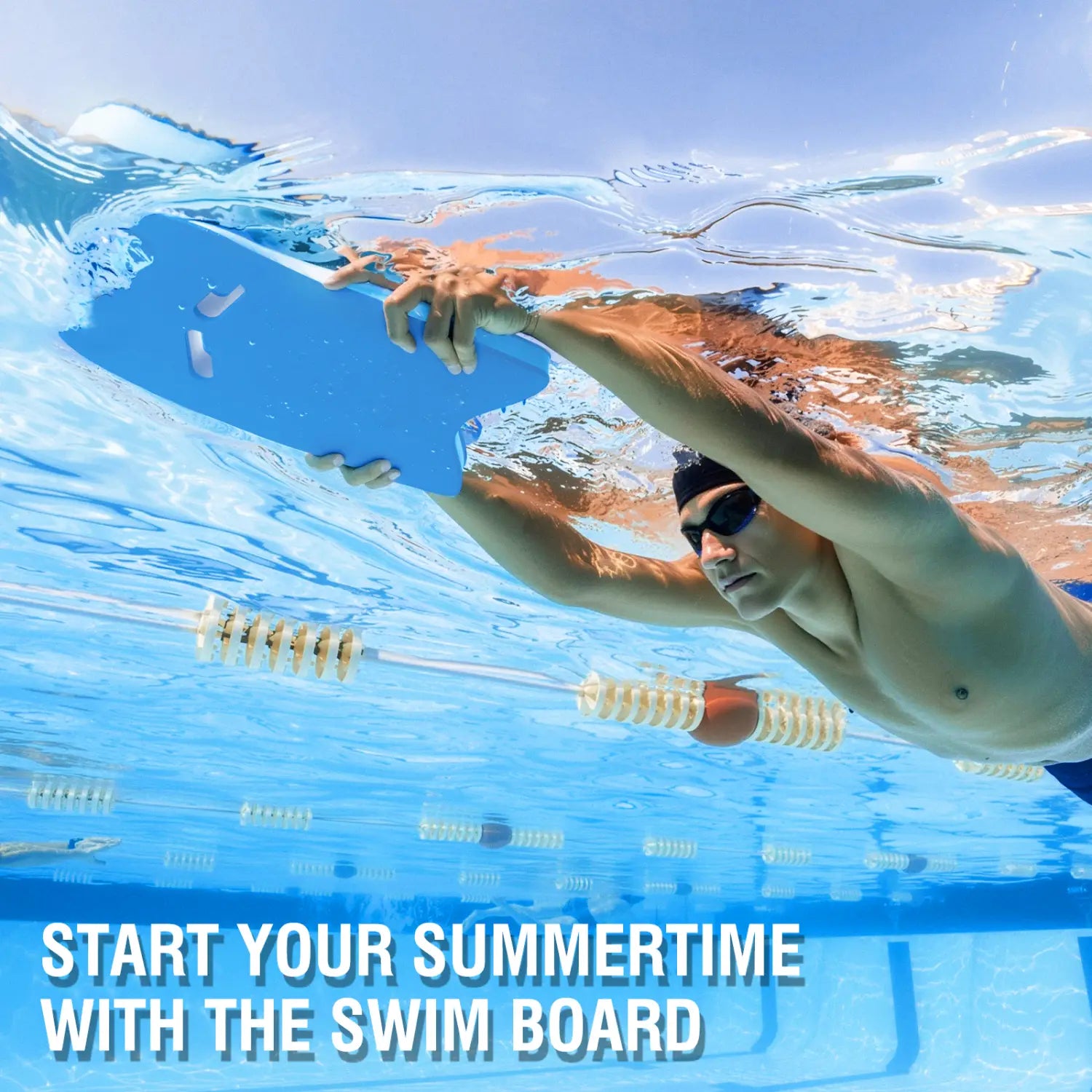 Erwachsenen-Schwimm-Kickboard aus EVA-Schaum für das Training in Blau mit glatter, auftriebiger Oberfläche und abgerundeten Kanten für eine einfache Handhabung unter Wasser.