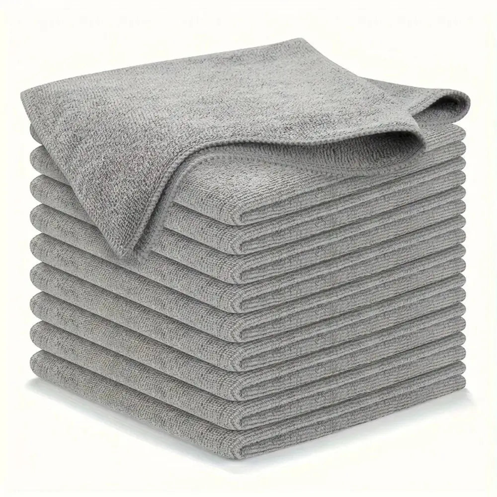 Un apilado de paños de limpieza de microfibra gris que muestran un material suave y duradero, ideal para diversas tareas de limpieza.