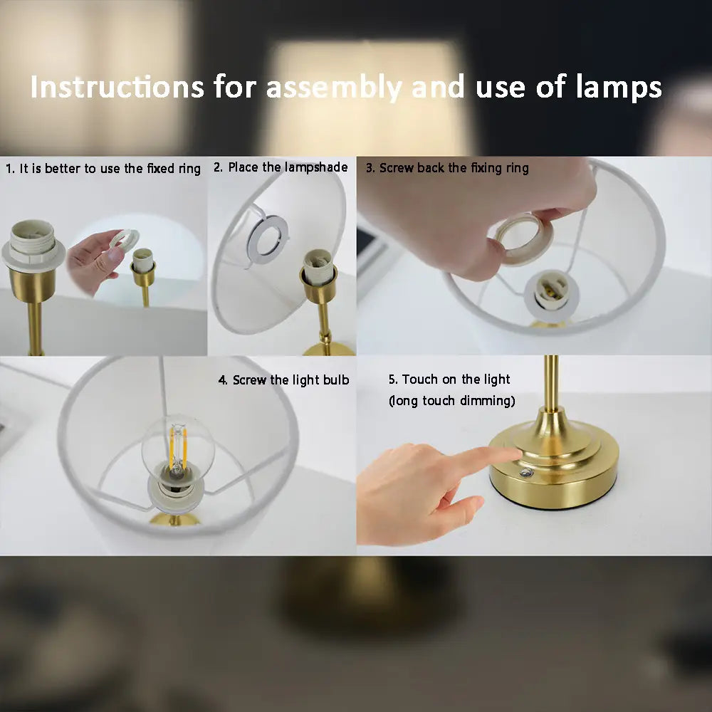 Plissierte Messing-Touch-Tischlampe mit goldfarbener Ausführung, klarem Glasschirm und sichtbarer LED-Leuchte, aus dem vorderen Winkel dargestellt.