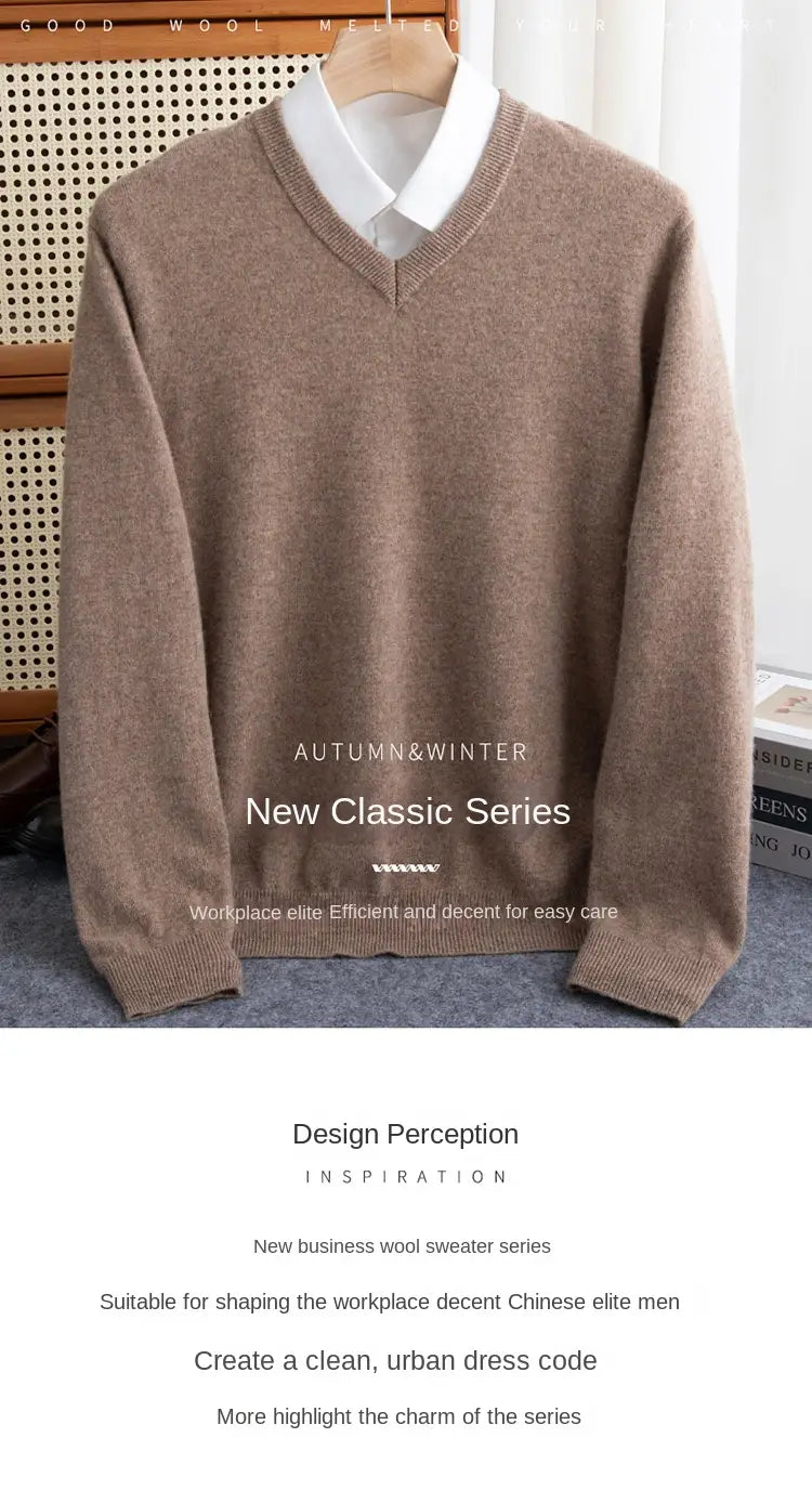 Herren-Merino-Cashmere-V-Ausschnitt-Pullover aus weicher beiger Wolle mit subtiler Strukturstrickung, auf einem Holzkleiderbügel vor neutralem Hintergrund präsentiert.
