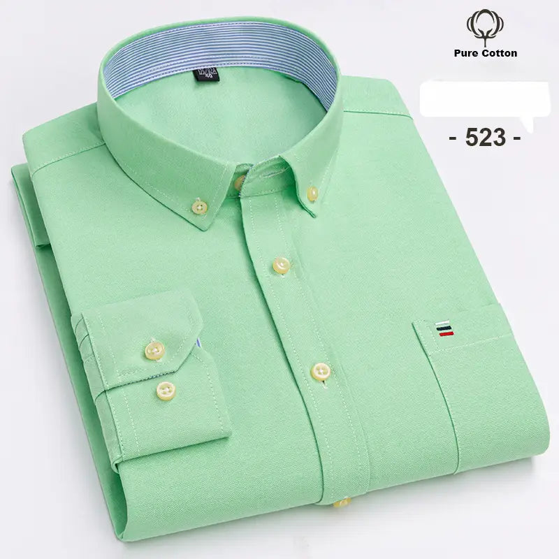 Chemise habillée Oxford en coton 100 % pour hommes, coupe slim, vert clair, soigneusement pliée, avec boutons crème et doublure intérieure de col à rayures bleu et blanc, avec un tissage texturé discret.