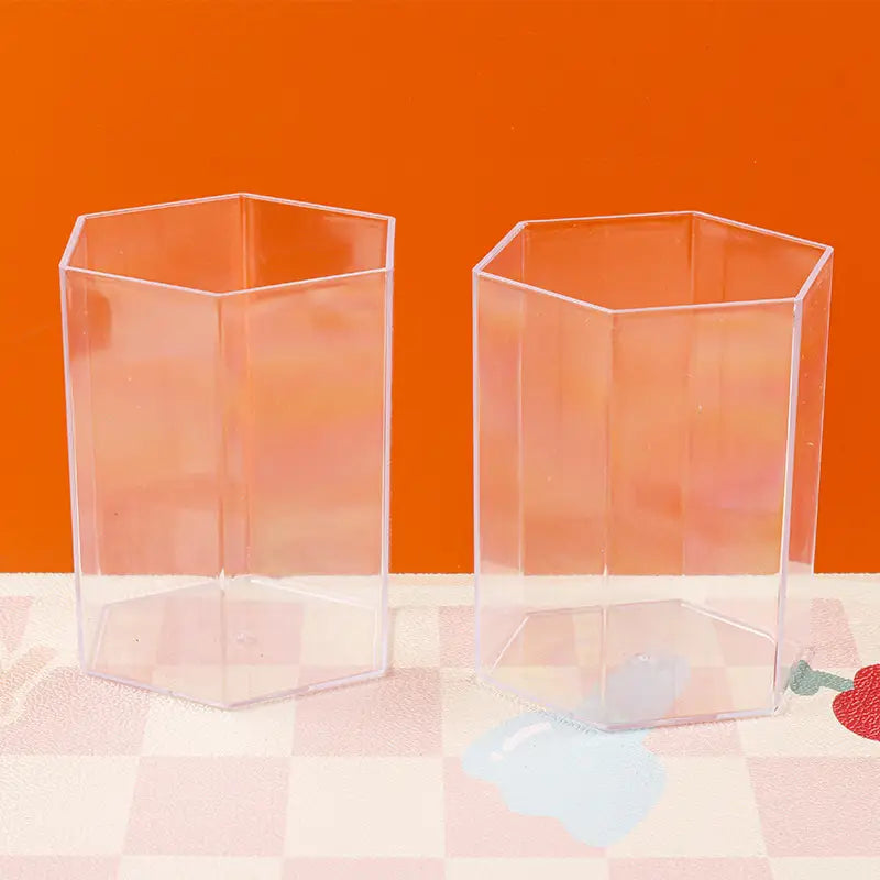 Contenants hexagonaux transparents en plastique clair fabriqués en plastique transparent, pour organiser des stylos et des articles de bureau dans un porte-stylo hexagonal pour bureau.