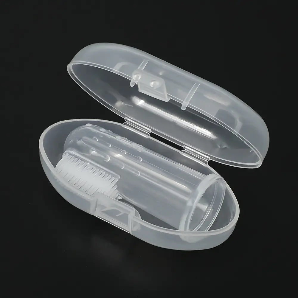 Transparente Kunststoff-Silikon-Babysfingernzahnbürste, BPA-frei, dargestellt mit passender transparenter Hülle.