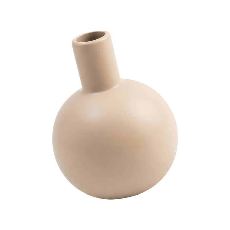 Vase décoratif en céramique beige, pièce unique, à corps arrondi et col élancé, présenté comme un pot à fleurs blanc cannelé en céramique, pièce unique.