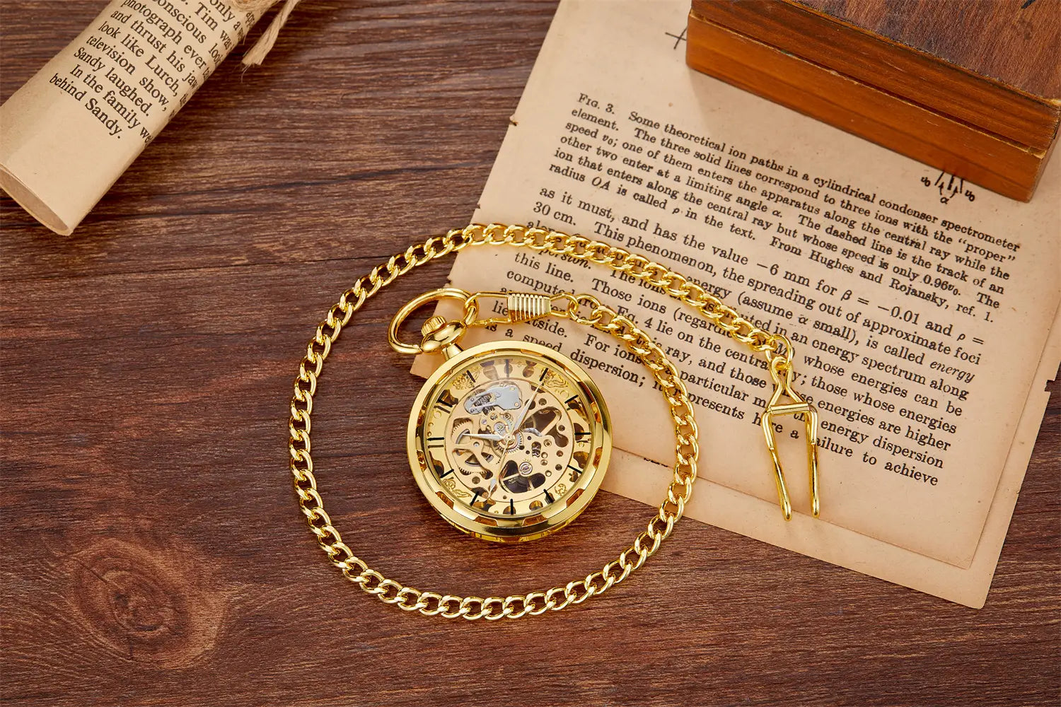 Montre de poche mécanique à tonalité or avec mouvement à remontage par la main en squelette, et chaîne assortie posée sur un livre ouvert.
