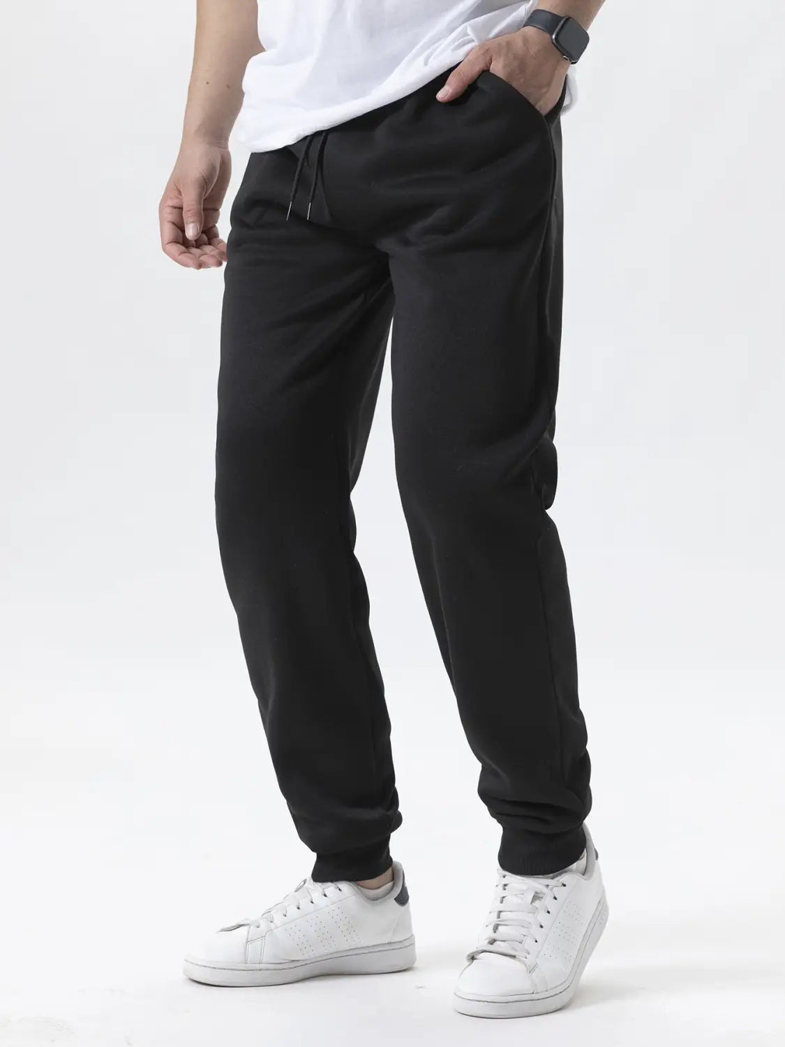 Pantalons de jogging en polaire pour hommes, style décontracté pour l’hiver, noirs, avec taille à cordon de serrage, coupe ample, poignets élastiques et matière en polaire douce.